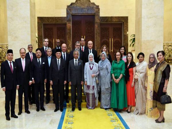 Al-Sultan Abdullah bersama Tunku Azizah berkenan bergambar bersama Duta Besar ke Malaysia dan Pesuruhjaya Tinggi Asing ke Malaysia selepas Majlis Santapan Tengah Hari Diraja di Istana Negara hari ini. Turut hadir Menteri Luar Datuk Saifuddin Abdullah, Duta Besar Azerbaijan ke Malaysia Prof Dr Qaley Allahverdiyev dan Duta Besar Singapura ke Malaysia Vanu Gopala Menon. - Foto Bernama