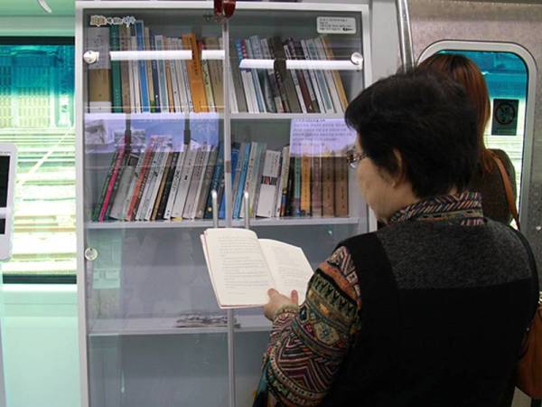 Alat elektronik dikenali e-Buku juga disediakan untuk penumpang mencari buku kegemaran mereka. Foto Korea.net