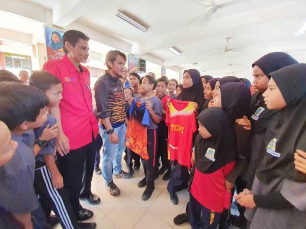 Mohamad Sukri memberikan kata-kata perangsang kepada murid SKPK.