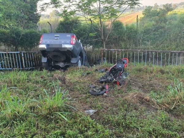 Mangsa maut di lokasi kejadian selepas dilanggar sebuah trak pikap Ford Ranger di Jalan Kebun, Klang hari ini.