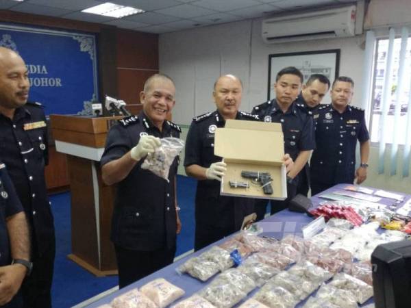 Ketua Polis Johor, Datuk Kamarudin Md Din menunjukkan sepucuk pistol lengkap dengan 13 peluru hidup yang ditemui daripada salah seorang suspek dan pelbagai jenis dadah dianggarkan bernilai RM806,305 pada sidang media di Ibu Pejabat Polis Kontinjen Johor di sini hari ini. 