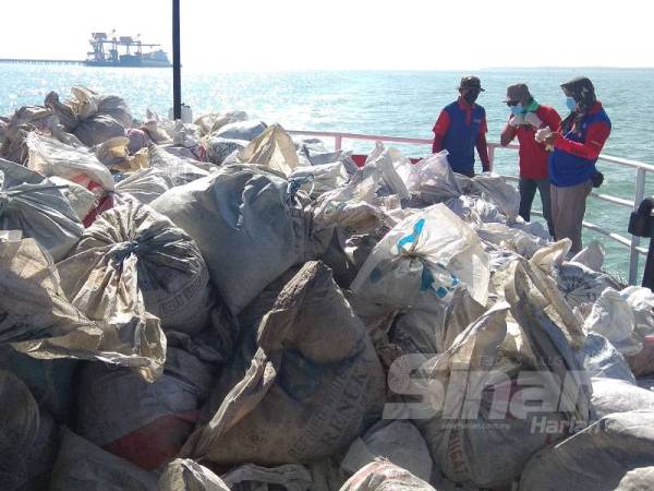 Sebanyak 30 tan abu al-Quran dilupuskan di perairan berdekatan Pulau Angsa semalam.