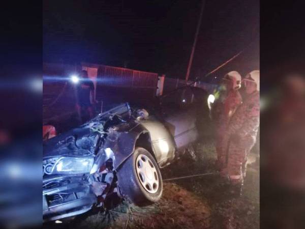 Keadaan kereta dinaiki mangsa selepas terbabit dalam kemalangan di Kampung Sungai Kuali Serkat di sini awal pagi tadi.