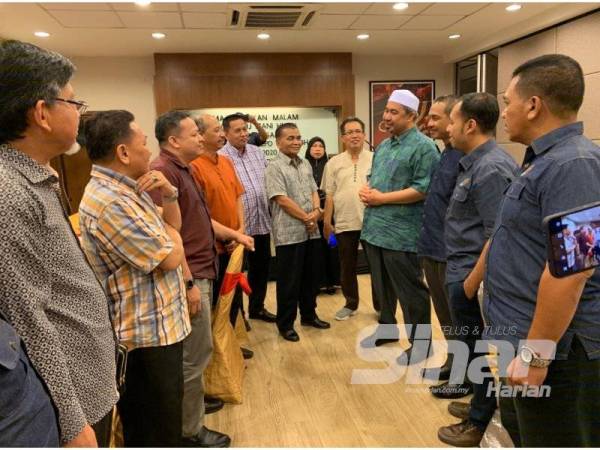 Dr Izani (empat dari kanan) bermesra bersama tetamu yang diraikan pada majlis Makan Malam YB Dr Izani Meraikan Yang Dipertua Majlis Perbandaran Kota Bharu-Bandar Raya Islam dan Ketua Polis Daerah di sini malam tadi.