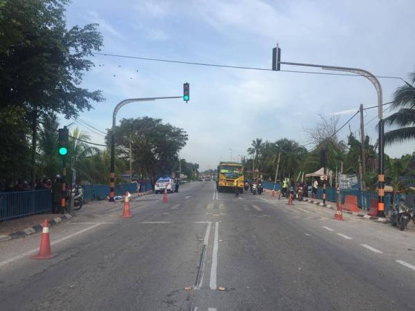 Polis giat mengesan pemandu kereta bagi membantu siasatan kes langgar lari di Kilometer 11 Jalan Banting-Dengkil Selasa lalu.