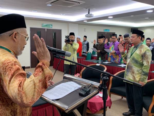 Ir Azuhan mengetuai bacaan lafaz IBR di Wisma Air Kelantan di sini.