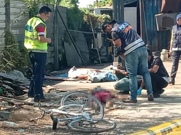 Anggota forensik melakukan siasatan di lokasi mayat ditemui.