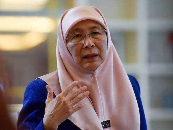 Dr Wan Azizah ketika membincangkan pelbagai isu di pejabatnya di Kementerian Pembangunan Wanita, Keluarga dan Masyarakat hari ini. - Foto Bernama