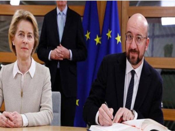 Ursula von der Leyen (kiri) dan Charles Michel menandatangani perjanjian Brexit hari ini. - Foto: Agensi