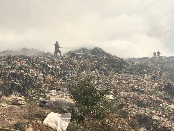 Anggota bomba memadam kebakaran di tapak pelupusan sampah di Semeling.