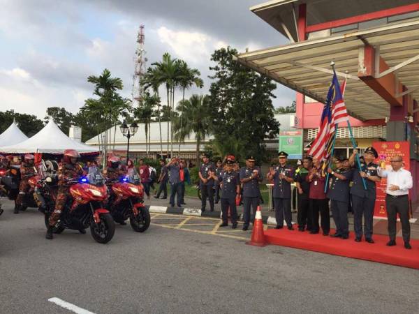 Mohammad Hamdan (dua dari kanan) melancarkan gimik perasmian Ops Tahun Baru Cina di R&R Dengkil di sini hari ini.