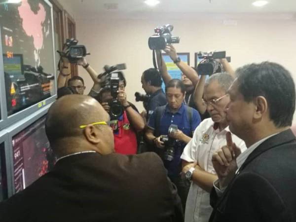 Menteri Kesihatan, Datuk Seri Dr Dzulkefly Ahmad (dua dari kanan) mendengar taklimat daripada pegawai CPRC berhubung perkembangan wabak koronavirus