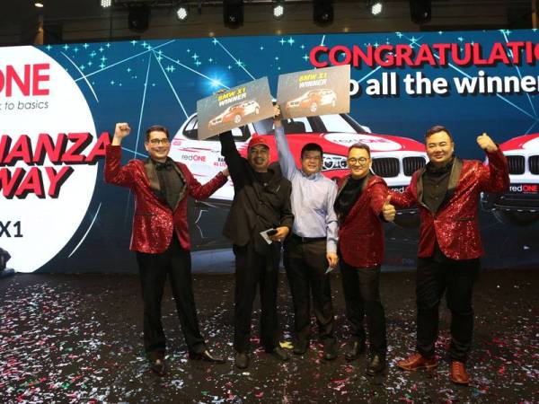 Ben (kanan) bersama dua rakan niaga redONE yang menerima ganjaran berupa kereta BMW X1 pada redONE Star Nite 2020 di Genting International Convention Centre pada 11 Januari lalu.