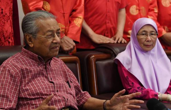 Dr Mahathir pada sidang media selepas menghadiri Majlis Rumah Terbuka Tahun Baru Cina 2020 anjuran Dewan Perhimpunan China Kuala Lumpur dan Selangor hari ini. Turut hadir Timbalan Perdana Menteri Datuk Seri Dr Wan Azizah Wan Ismail. - Foto: Bernama
