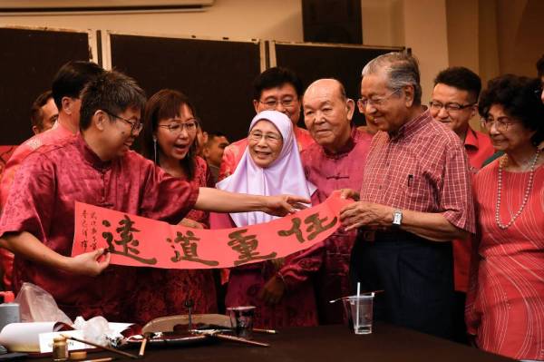 Dr Mahathir (dua dari kanan) melihat tulisan kaligrafi Cina ketika hadir pada Majlis Rumah Terbuka Tahun Baru Cina 2020 anjuran Dewan Perhimpunan China Kuala Lumpur & Selangor (DPCKLS) hari ini. - Foto: BERNAMA 