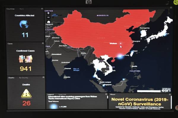 Sistem Pengurusan Bencana, Wabak, Krisis dan Kecemasan, (MyCPRC) memaparkan keadaan terkini penularan wabak koronavirus di Malaysia dan seluruh dunia di Pusat Kesiapsiagaan dan Tindak Cepat Krisis Negara (CPRC) hari ini. - Foto: Bernama
