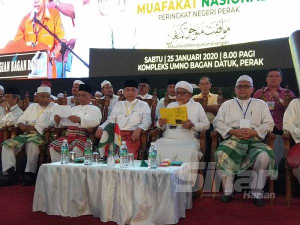 Ahmad Zahid (tengah) bersama Abdul Hadi pada sidang media Konvensyen Muafakat Nasional Negeri Perak di Kompleks UMNO Bahagian Bagan Datuk, Sungai Sumun di sini hari ini.