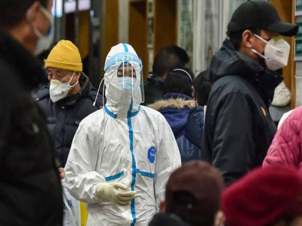 Ratusan doktor tentera kini dikerahkan ke Hubei. -Foto AFP