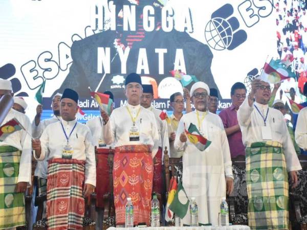 Abdul Hadi (dua dari kanan) bersama-sama Ahmad Zahid (tengah) ketika hadir Konvensyen Muafakat Nasional Negeri Perak di Kompleks UMNO Bahagian Bagan Datuk, Sungai Sumun.