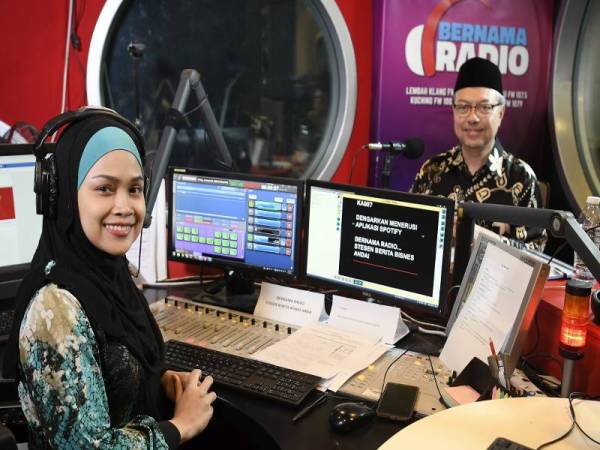 Pengurus Besar Kanan Haji Tabung Haji (TH), Datuk Seri Syed Saleh Syed Abdul Rahman ditemubual oleh penyampai Bernama Radio Hanie Hamid menerusi Program Malam Ini bertajuk 'Pengurusan Haji: Cabaran Masa Kini' di Wisma Bernama. - Foto: Bernama