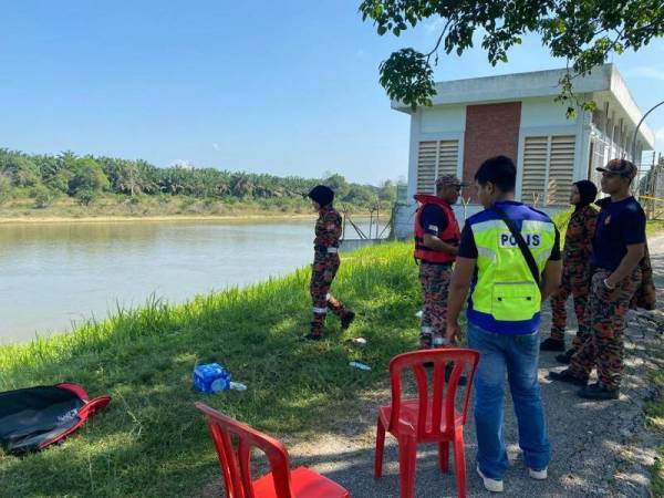 Pencarian mayat bayi yang dicampak ke Sungai Perak berhampiran pam air LAP diteruskan dengan bantuan pasukan bomba dan penyelamat. - Foto PDRM