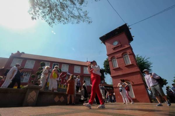 Menara Jam Melaka atau lebih dikenali sebagai Menara Jam Tan Beng Swee dibina kira-kira 61 tahun selepas penyerahan wilayah Melaka dari Belanda kepada British. -Foto Bernama