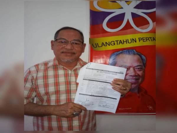 Ahmad Ahem menunjukkan borang pencalonan sebelum menyerahkannya ke Jawatankuasa Pemilihan Parti Bahagian di Pejabat Bersatu Simpang Renggam hari ini.