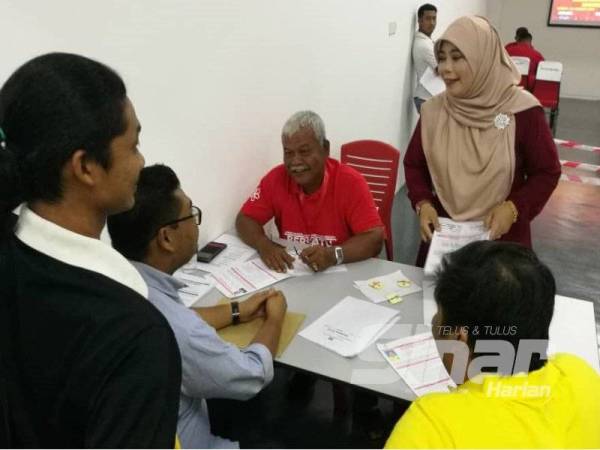 Halimaton Shaadiah (kanan) beramah mesra dengan ahli Bersatu Kubang Pasu ketika hadir menyerahkan borang penamaan calon pemilihan Bahagian Kubang Pasu hari ini.