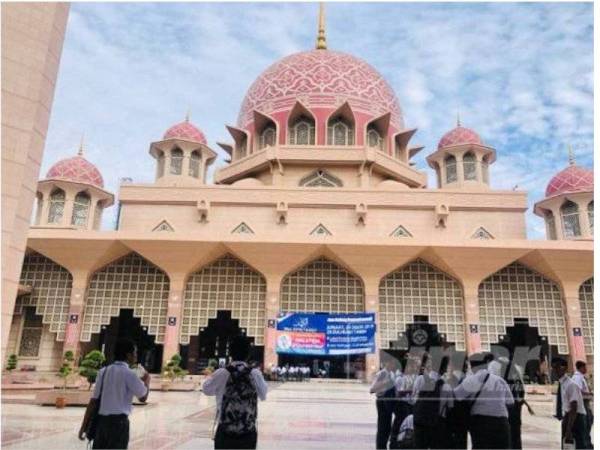 Masjid Putra ditutup bagi pengunjung bukan beragama Islam susulan kebimbangan terhadap wabak koronavirus.