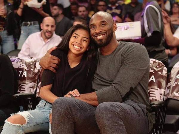 Kobe Bryant dan anak perempuannya, Gianna maut dalam nahas helikopter di California.