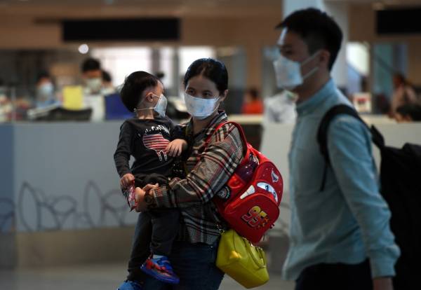 Sebahagian pelancong yang dipercayai rakyat dari negara China menggunakan topeng penutup mulut dan hidung bagi mencegah jangkitan 2019 Novel Koronavirus (2019-nCoV) ketika tinjauan di Lapangan Terbang Antarabangsa Kuala Lumpur (KLIA) dan KLIA2 hari ini. -Foto Bernama