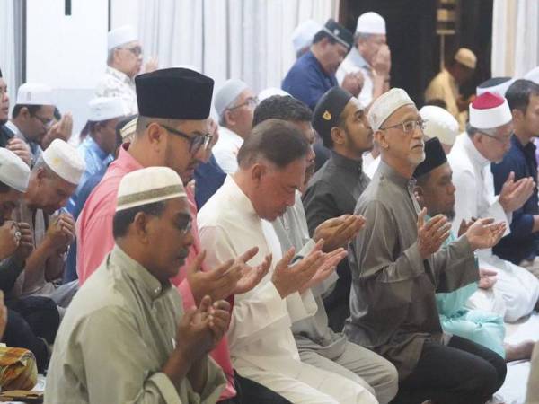 Anwar (tiga dari kiri) ketika mengadakan solat sunat hajat di kediamannya malam tadi.- Foto Facebook Anwar Ibrahim.