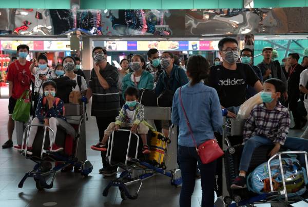 Sebahagian pelancong yang dipercayai rakyat dari negara China menggunakan topeng penutup mulut dan hidung bagi mencegah jangkitan 2019 Novel Koronavirus (2019-nCoV) ketika tinjauan di KLIA dan KLIA2 hari ini. -Foto Bernama