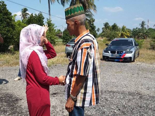 Siti Khairul Nisak tidak dapat menahan sebak menatap buat kali pertama bapanya, Abu Hassan ketika dipertemukan di Kampung Parit Mat Alam, Titi Serong di sini hari ini.