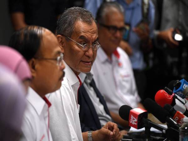 Dr Dzulkefly (dua, kanan) ketika sidang media selepas membuat lawatan kerja ke Lapangan Terbang Antarabangsa Kuala Lumpur (KLIA) dan KLIA2. -Foto Bernama