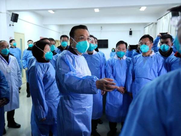 Li Keqiang (tengah) tiba di Wuhan hari ini untuk memeriksa maklum balas terhadap koronavirus.