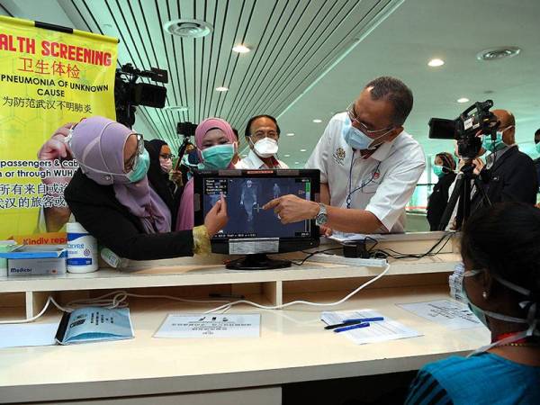 Dr Dzulkefly (kanan) melihat skrin Pusat Pemantauan Saringan Suhu Badan bagi mengesan 2019 Novel Koronavirus (2019-nCoV) - Foto: Bernama