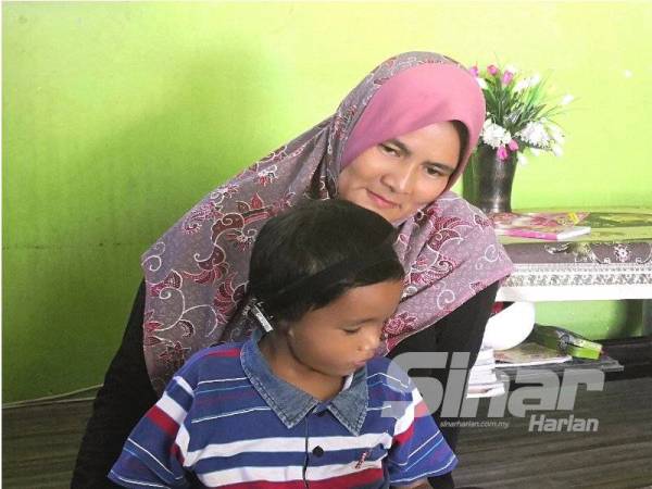 Muhammad Adam yang menggunakan alat bantuan pendengaran memerlukan lebih RM20,000 bagi menjalani pembedahan memasang implan pada telinga kanannya dalam waktu terdekat.