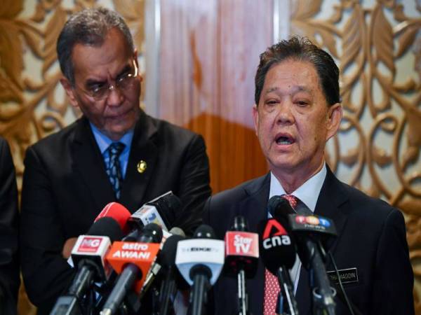 Mohamaddin (kanan) dan Dr Dzulkefly Ahmad semasa sidang media selepas mempengerusikan Mesyuarat Khas dan Sesi Taklimat berkaitan 2019 Novel Koronavirus (2019-nCoV) di Kementerian Pelancongan, Seni dan Budaya hari ini. - Foto Bernama