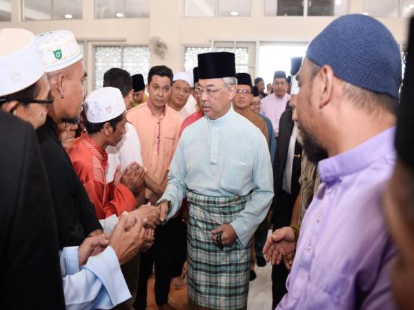 Yang di-Pertuan Agong berkenan bersalaman dengan sebahagian jemaah ketika berangkat tiba bagi menunaikan solat Jumaat di Masjid Ar-Rahimah, Kampung Pandan hari ini. -Foto Bernama