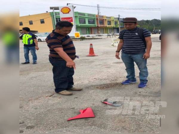 Ketua Jabatan Siasatan Jenayah Kelantan, Asisten Komisioner Wan Khairuddin Wan Idris (kiri) melihat tempat kejadian semalam.