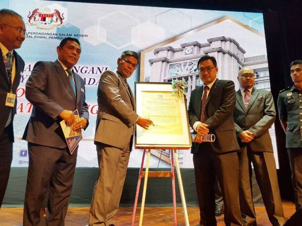 Saifuddin (tiga kanan) menandatangani plak kempen tiada surat sokongan bagi membanteras rasuah selepas menyampaikan Ucaptama dan Amanat 2020 di Putrajaya hari ini.