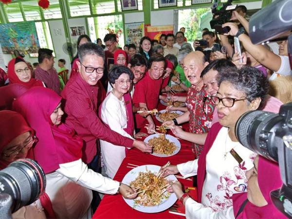 Siti Hasmah dan tetamu menyempurnakan yee sang sebagai simbolik sambutan Tahun Baru Cina anjuran Kasih Malaysia di Kuala Lumpur.