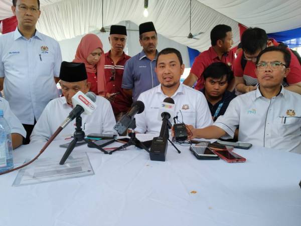 Dr Sahruddin (tengah) pada sidang media di Surau Al Ansar Taman Pancasila Kulai hari ini.