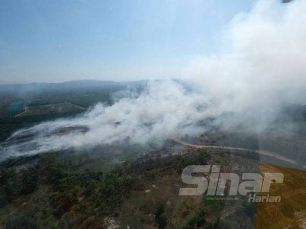 Keadaan tapak pelupusan sampah yang terbakar di Semeling, Bedong, Kedah.