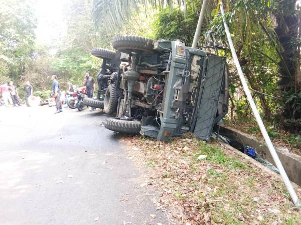 Sebuah lori tentera terbabas dan terbalik dalam kejadian di Bukit Jugra, Banting, petang tadi.