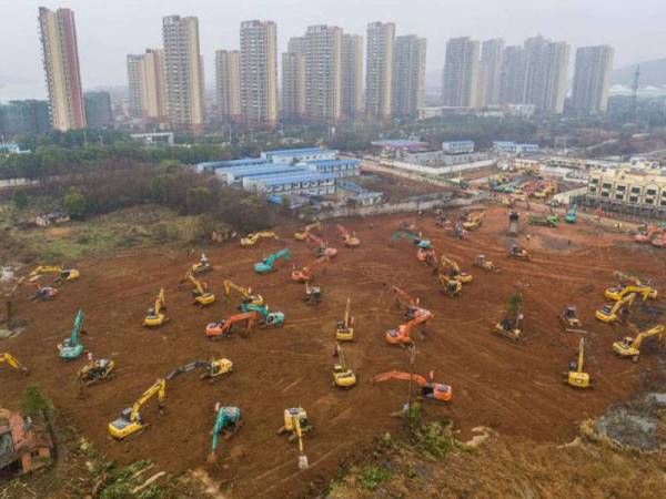 Projek pembinaan hospital baharu yang dirancang untuk dilakukan dalam 10 hari untuk merawat pesakit dijangkiti koronavirus di Wuhan sedang dalam pembinaan. - Foto AFP