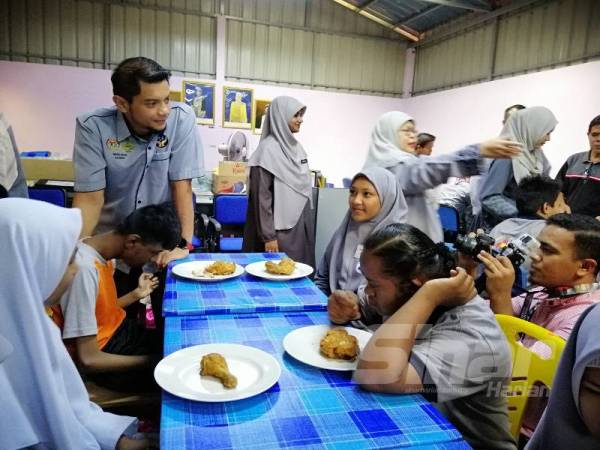 Hasnul Zulkarnain menyantuni pelajar Pendidikan Khas di SMK Jelapang Jaya sempena lawatannya hari ini.