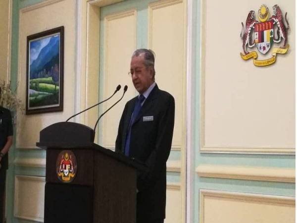 Dr Mahathir bercakap pada sidang media selepas mempengerusikan Mesyuarat Kabinet di sini hari ini.