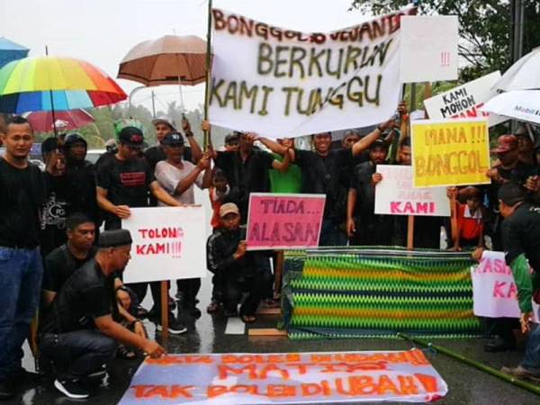 Penduduk Olak Lempit berhimpun secara aman mendesak kerajaan membina kemudahan jejantas di Jalan Banting-Dengkil berhadapan Sekolah Kebangsaan (SK) Olak Lempit.